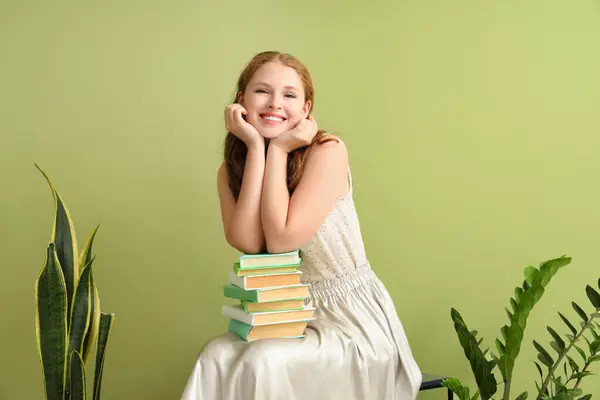 Mujer Joven Con Pila Libros Cerca Pared Verde —  Fotos de Stock