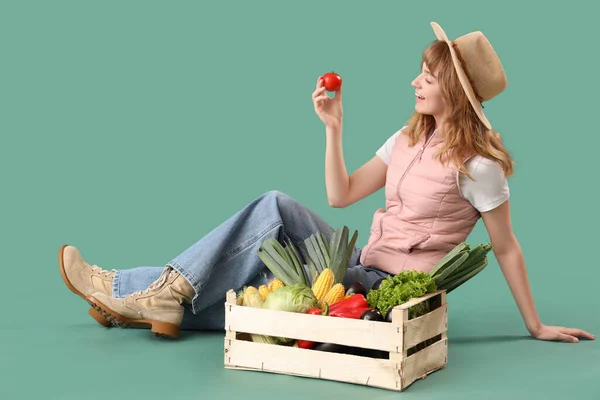 Feliz Joven Agricultora Con Caja Madera Llena Diferentes Verduras Maduras —  Fotos de Stock