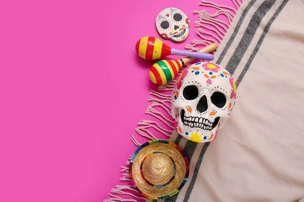 メキシコの死者の日に描かれた人間の頭蓋骨 ディア ムエルト とマラカス ソンブレロ ピンクの背景にポンチョ — ストック写真