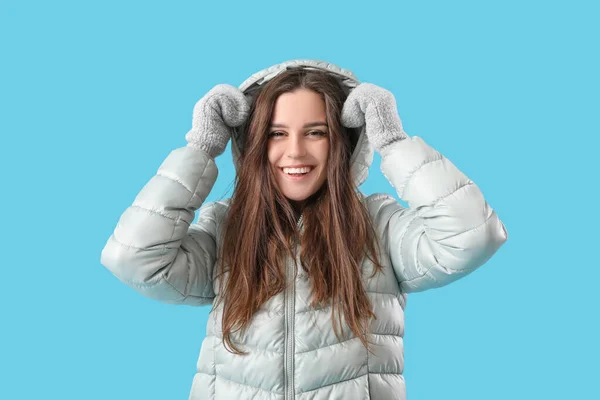 Νεαρή Γυναίκα Χειμωνιάτικα Ρούχα Μπλε Φόντο — Φωτογραφία Αρχείου