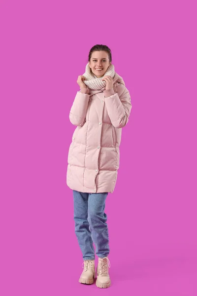 Молодая Женщина Нижнем Пальто Фиолетовом Фоне — стоковое фото