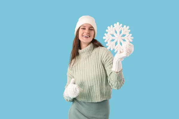 Молодая Женщина Зимней Одежде Снежинкой Синем Фоне — стоковое фото