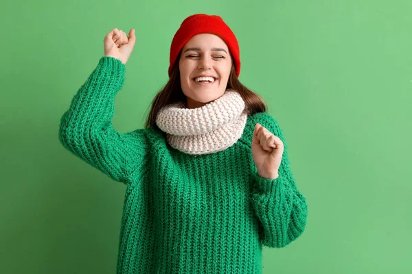 Молода Жінка Зимовому Одязі Зеленому Тлі — стокове фото