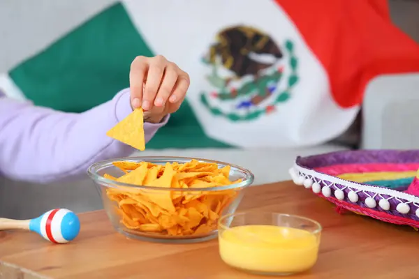 メキシコの若い女性が自宅でナチスを食べる クローズアップ — ストック写真