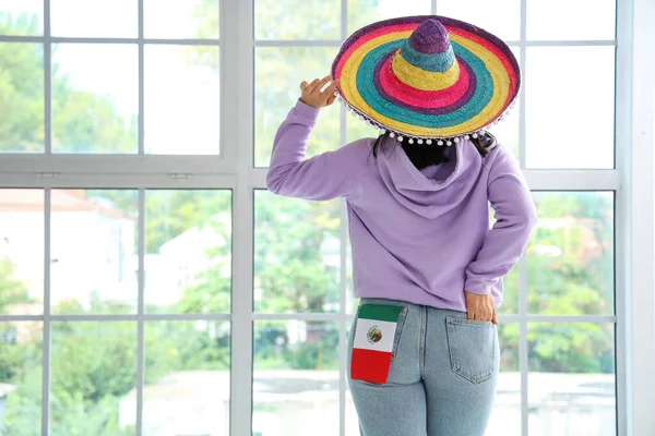 Junge Frau Mit Sombrero Hut Und Mexikanischer Flagge Hause Rückansicht — Stockfoto