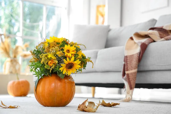 Zucca Con Bouquet Autunnale Foglie Cadute Sul Pavimento Soggiorno Primo — Foto Stock