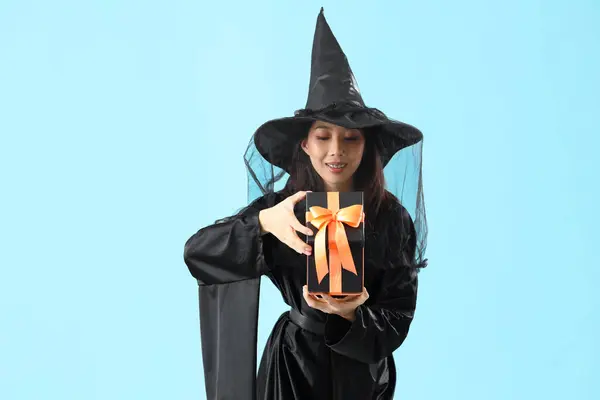 Młoda Azjatka Ubrana Jak Czarownica Prezentem Halloween Niebieskim Tle — Zdjęcie stockowe