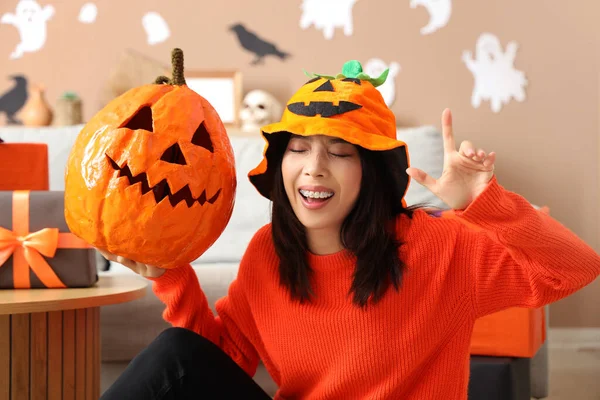Młoda Azjatka Dynią Świętuje Halloween Domu — Zdjęcie stockowe