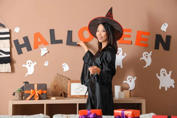 Młoda Azjatka Przebrana Czarownicę Świętuje Halloween Domu — Zdjęcie stockowe