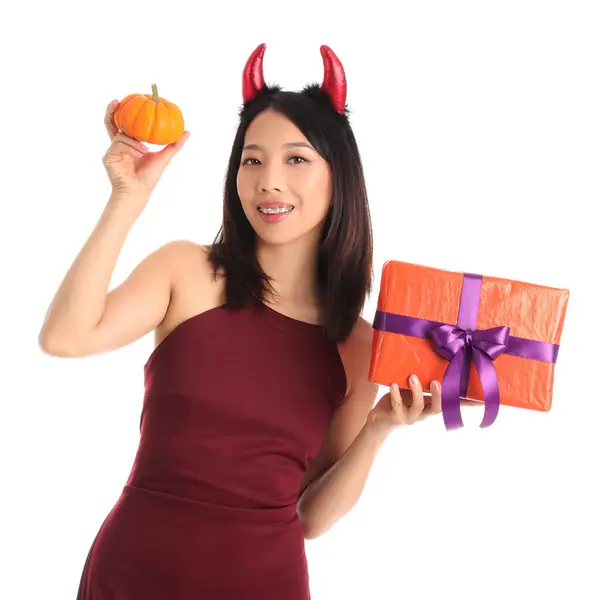 Młoda Azjatka Ubrana Halloween Dynią Prezentem Białym Tle — Zdjęcie stockowe