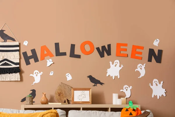 Parola Halloween Con Decorazione Carta Parete Beige Camera — Foto Stock