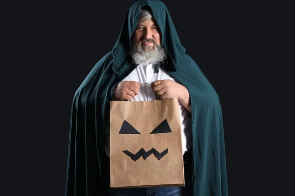 Ώριμος Άντρας Ντυμένος Για Halloween Τσάντα Δώρο Μαύρο Φόντο — Φωτογραφία Αρχείου