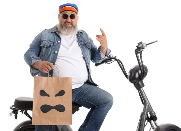 Biker Maduro Com Saco Presente Halloween Scooter Fundo Branco — Fotografia de Stock