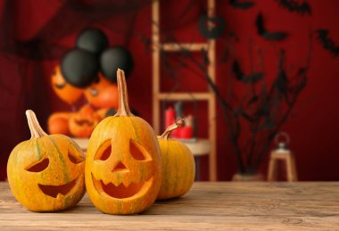 Cadılar Bayramı partisi için dekore edilmiş masadaki balkabakları.