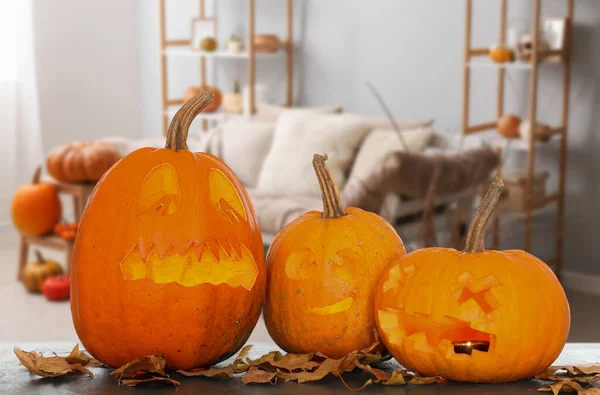 Jack Lantern Pumpkins Leaves Table Room Decorated Halloween Party — Stock Photo, Image