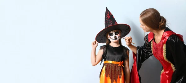 Anya Kislánya Jelmezben Halloweeni Partira Készülnek Világos Háttérrel Szöveggel — Stock Fotó