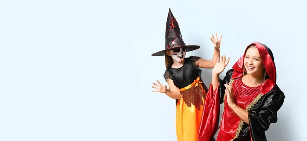 Matka Jej Córeczka Kostiumach Halloweenowych Jasnym Tle Miejscem Tekst — Zdjęcie stockowe