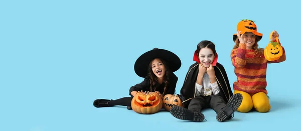 Små Barn Halloween Kostymer Ljusblå Bakgrund Med Utrymme För Text — Stockfoto