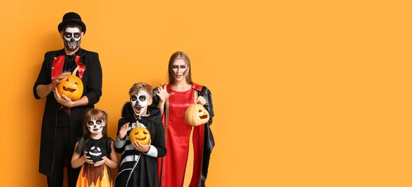 Família Trajes Halloween Com Abóboras Fundo Laranja Com Espaço Para — Fotografia de Stock