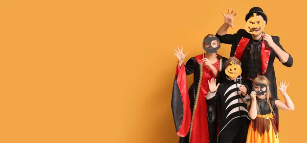 Familj Halloween Kostymer Orange Bakgrund Med Utrymme För Text — Stockfoto