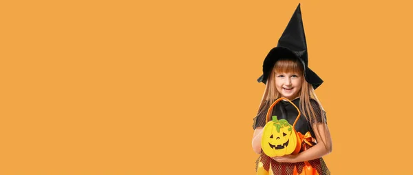 Aranyos Kislány Öltözött Boszorkány Halloween Narancssárga Háttér Hely Szöveges — Stock Fotó