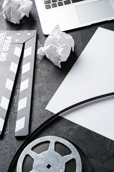 Koyu Arkaplanda Film Makarası Film Makarası Olan Boş Kâğıt Levha — Stok fotoğraf
