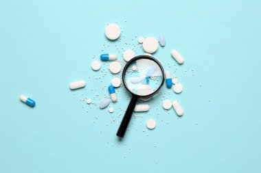 Mavi arka planda haplı büyüteç