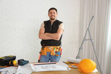 Odada çalışan erkek müteahhit.