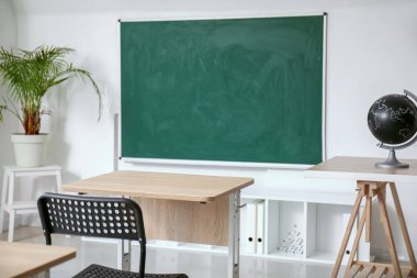 Modern, şık, boş sınıfın içi.