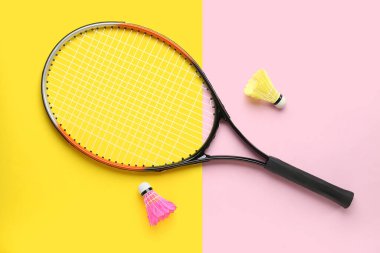 Badminton mekik horozları ve renk arkaplanındaki raket