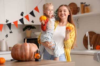 Küçük kızı ve Cadılar Bayramı balkabaklarıyla mutluydu.