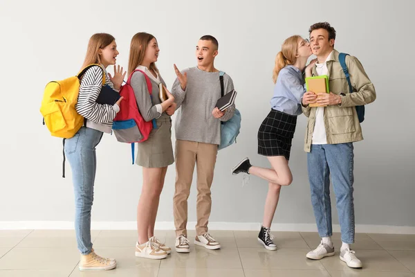 Diákok Csókolózó Barátaik Csoportja Szürke Fal Közelében — Stock Fotó