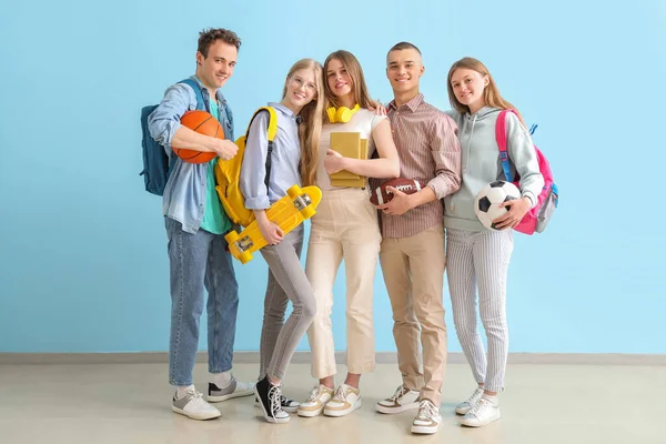 Группа Студентов Рюкзаками Спортивным Инвентарем Возле Синей Стены — стоковое фото