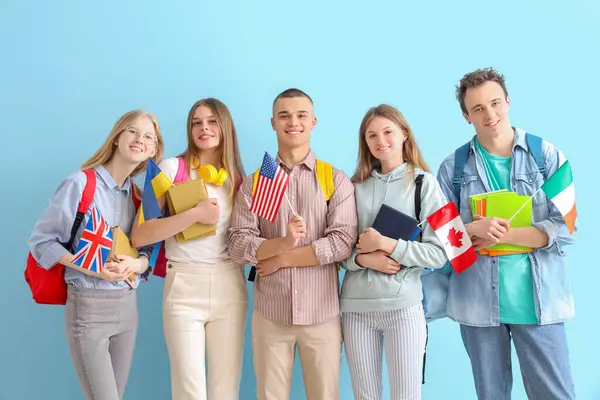Grupo Estudantes Com Livros Bandeiras Diferentes Países Sobre Fundo Azul — Fotografia de Stock