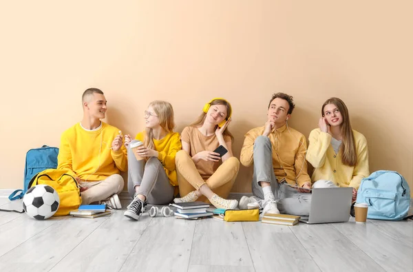 Ομάδα Μαθητών Που Κάθονται Στο Πάτωμα Κοντά Στον Κίτρινο Τοίχο — Φωτογραφία Αρχείου