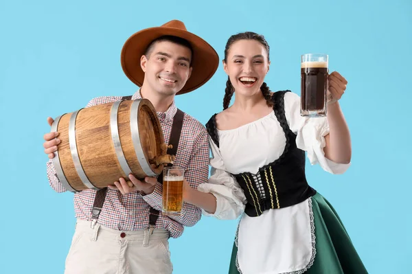 Mladý Pár Tradičním Německém Oblečení Pivem Modrém Pozadí — Stock fotografie