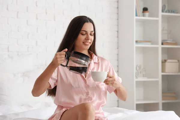 Schöne Junge Frau Trinkt Kaffee Ihrem Schlafzimmer — Stockfoto