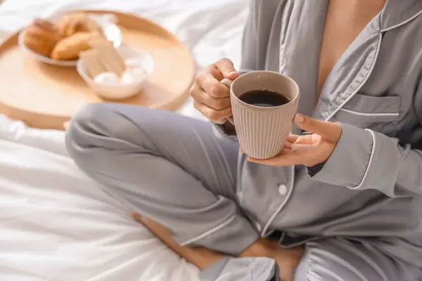 Morgen Von Hübschen Jungen Frau Mit Leckerem Frühstück Bett — Stockfoto