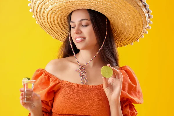 Schöne Junge Mexikanerin Sombrero Und Mit Tequila Auf Gelbem Hintergrund — Stockfoto