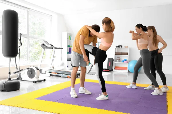 Junge Frauen Trainieren Bei Selbstverteidigungskursen Fitnessstudio — Stockfoto