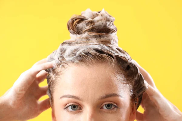 Młoda Kobieta Myje Włosy Żółtym Tle Zbliżenie — Zdjęcie stockowe