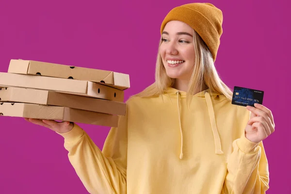Mladá Žena Kreditní Kartou Pizza Boxy Fialovém Pozadí — Stock fotografie