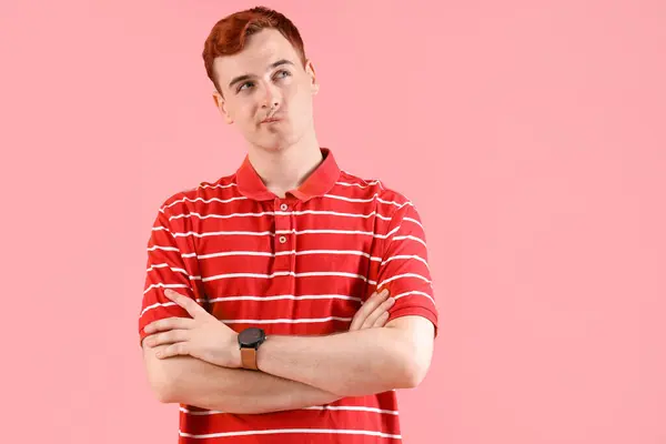 Bedachtzame Jonge Roodharige Man Met Polshorloge Roze Achtergrond — Stockfoto