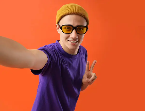 Giovane Occhiali Sole Prendere Selfie Sfondo Rosso Primo Piano — Foto Stock