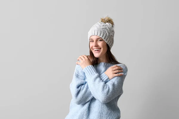 Hafif Arka Planda Kışlık Elbiseli Genç Bir Kadın — Stok fotoğraf
