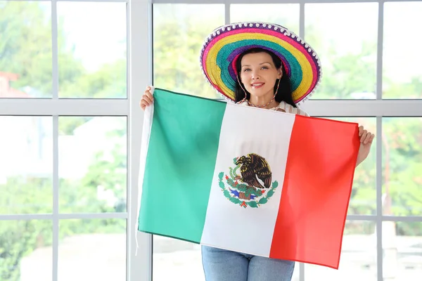 Ung Kvinna Med Sombrero Hatt Och Mexikansk Flagga Nära Fönstret — Stockfoto
