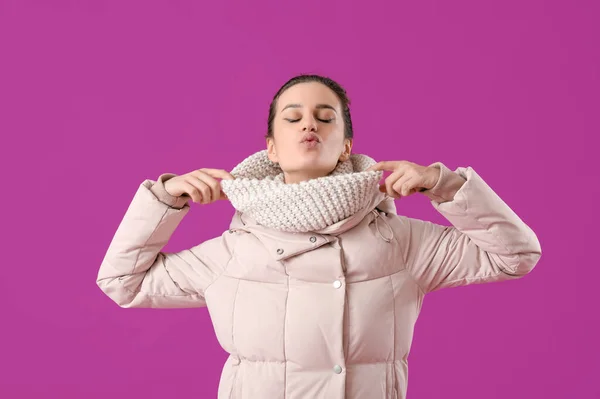 Молодая Женщина Нижнем Пальто Дует Поцелуй Фиолетовом Фоне — стоковое фото