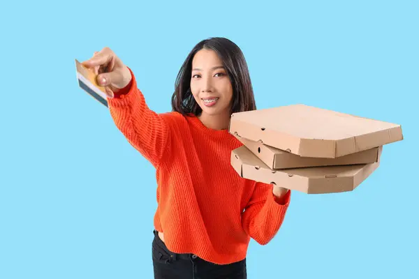 Fiatal Ázsiai Hitelkártyával Pizza Dobozok Kék Háttér — Stock Fotó