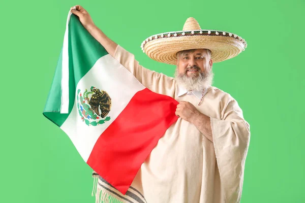 Yeşil Arka Planda Meksika Bayrağı Olan Şapkalı Olgun Bir Adam — Stok fotoğraf