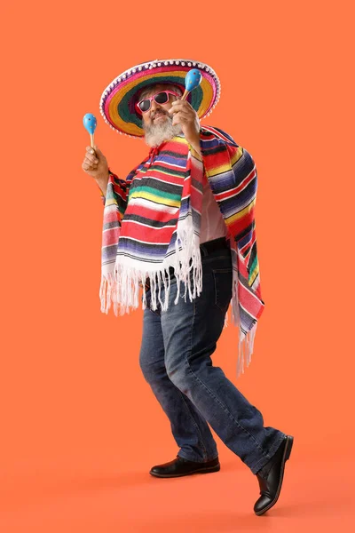 Ώριμος Άντρας Καπέλο Σομπρέρο Μαράκες Πορτοκαλί Φόντο Εορτασμός Της Ημέρας — Φωτογραφία Αρχείου